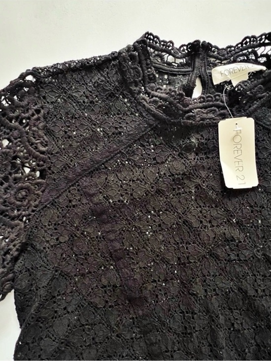 Forever 21 Tops - Forever 21 Black Crochet Lace Long Sleeve Crop Top